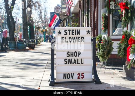 Lewisburg, Usa. November 2023. Ein Schild außerhalb von Stein's Flower and Gifts ermutigt die Menschen, beim 14. Jährlichen Small Business Saturday am 25. November 2023 in Lewisburg, Pennsylvania, kleine Einkäufe zu tätigen. (Foto: Paul Weaver/SIPA USA) Credit: SIPA USA/Alamy Live News Stockfoto