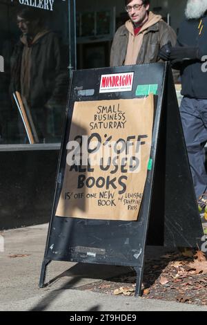 Lewisburg, Usa. November 2023. Ein Schild außerhalb von Mondragon Books wirbt für den Small Business Saturday Rabatt am 25. November 2023 in Lewisburg, Pennsylvania. (Foto: Paul Weaver/SIPA USA) Credit: SIPA USA/Alamy Live News Stockfoto