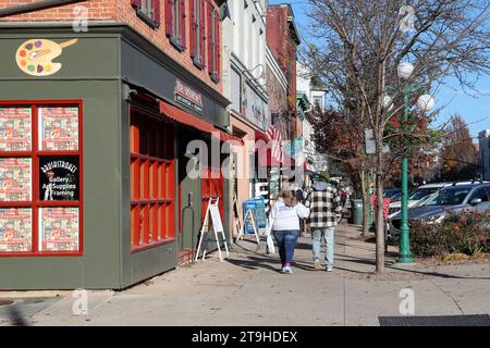 Lewisburg, Usa. November 2023. Am Small Business Samstag am 25. November 2023 laufen die Käufer vor der Pinselstriche Gallery, Art Supplies and Framing in Lewisburg, Pennsylvania. (Foto: Paul Weaver/SIPA USA) Credit: SIPA USA/Alamy Live News Stockfoto