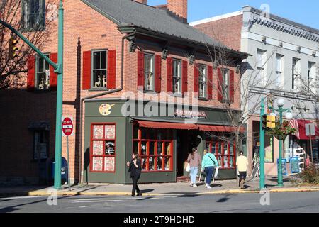 Lewisburg, Usa. November 2023. Am Small Business Samstag am 25. November 2023 laufen die Käufer vor der Pinselstriche Gallery, Art Supplies and Framing in Lewisburg, Pennsylvania. (Foto: Paul Weaver/SIPA USA) Credit: SIPA USA/Alamy Live News Stockfoto