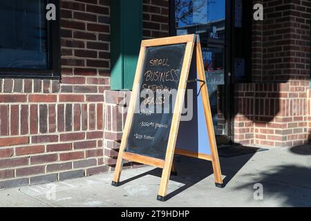 Lewisburg, Usa. November 2023. Auf einem Schild vor dem Bekleidungsgeschäft Jordanna Adams sind die Angebote von Small Business Saturday am 25. November 2023 in Lewisburg, Pennsylvania, aufgeführt. (Foto: Paul Weaver/SIPA USA) Credit: SIPA USA/Alamy Live News Stockfoto