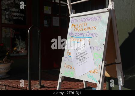 Lewisburg, Usa. November 2023. Ein Schild vor der Brushstroke Gallery, Art Supplies and Framing wirbt für den Small Business Saturday Rabatt am 25. November 2023 in Lewisburg, Pennsylvania. (Foto: Paul Weaver/SIPA USA) Credit: SIPA USA/Alamy Live News Stockfoto