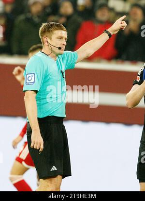 Düsseldorf, Deutschland. November 2023. Fußball: Bundesliga 2, Fortuna Düsseldorf - FC Schalke 04, Spieltag 14, in der Merkur Spiel-Arena. Schiedsrichter Robert Schröder gestikuliert. Hinweis: Roland Weihrauch/dpa – WICHTIGER HINWEIS: gemäß den Vorschriften der DFL Deutscher Fußball-Liga und des DFB Deutscher Fußball-Bundes ist es verboten, im Stadion und/oder des Spiels aufgenommene Fotografien in Form von sequenziellen Bildern und/oder videoähnlichen Fotoserien zu verwenden oder zu nutzen./dpa/Alamy Live News Stockfoto