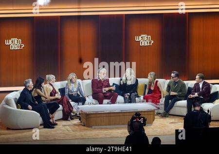 Offenburg, Deutschland. November 2023. Der ehemalige Fußballspieler Bastian Schweinsteiger (l-r) und seine Frau, die Tennisspielerin Ana Ivanovic, Shirin David, Helene Fischer, Moderator Thomas Gottschalk, Cher und die Schauspieler Stefanie Stappenbeck, Jan Josef Liefers und Matthias Schweighöfer unterhalten sich während der ZDF-Show „Wetten, dass.?“. Gottschalk veranstaltet 'Wetten, dass.?' Zum letzten Mal. Nach 36 Jahren beendete er seine Karriere als Wettmoderator am 25. November. Quelle: Philipp von Ditfurth/dpa/Alamy Live News Stockfoto