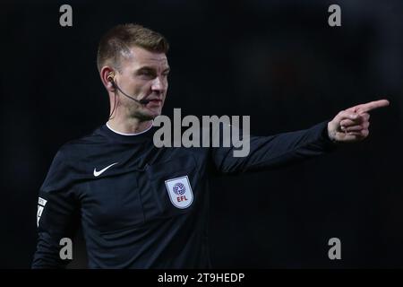 Schiedsrichter Oliver Yates während des Spiels der Sky Bet League 1 Portsmouth gegen Blackpool im Fratton Park, Portsmouth, Großbritannien, 25. November 2023 (Foto: Gareth Evans/News Images) Stockfoto