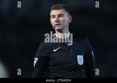 Schiedsrichter Oliver Yates während des Spiels der Sky Bet League 1 Portsmouth gegen Blackpool im Fratton Park, Portsmouth, Großbritannien, 25. November 2023 (Foto: Gareth Evans/News Images) Stockfoto