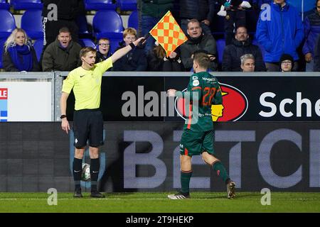 Zwolle, Niederlande. November 2023. ZWOLLE, NIEDERLANDE - 25. NOVEMBER: Schiedsrichter Joris Westhof während des niederländischen Eredivisie-Spiels zwischen PEC Zwolle und RKC Waalwijk im MAC3PARK Stadion am 25. November 2023 in Zwolle, Niederlande. (Foto von Andre Weening/Orange Pictures) Credit: Orange Pics BV/Alamy Live News Stockfoto