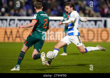 Zwolle, Niederlande. November 2023. ZWOLLE, NIEDERLANDE - 25. NOVEMBER: Ody Velanas von PEC Zwolle schießt den Ball während des niederländischen Eredivisie-Spiels zwischen PEC Zwolle und RKC Waalwijk im MAC3PARK Stadion am 25. November 2023 in Zwolle, Niederlande. (Foto von Andre Weening/Orange Pictures) Credit: Orange Pics BV/Alamy Live News Stockfoto