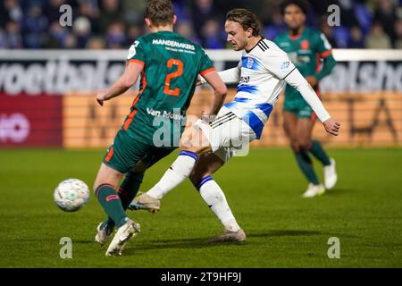 Zwolle, Niederlande. November 2023. ZWOLLE, NIEDERLANDE - 25. NOVEMBER: Ody Velanas von PEC Zwolle schießt den Ball während des niederländischen Eredivisie-Spiels zwischen PEC Zwolle und RKC Waalwijk im MAC3PARK Stadion am 25. November 2023 in Zwolle, Niederlande. (Foto von Andre Weening/Orange Pictures) Credit: Orange Pics BV/Alamy Live News Stockfoto