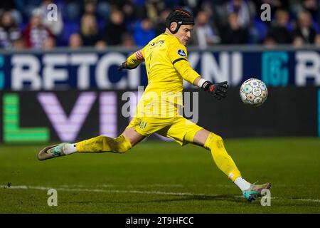 Zwolle, Niederlande. November 2023. ZWOLLE, NIEDERLANDE - 25. NOVEMBER: Torhüterin Etienne Vaessen vom RKC Waalwijk während des niederländischen Eredivisie-Spiels zwischen PEC Zwolle und RKC Waalwijk im MAC3PARK Stadion am 25. November 2023 in Zwolle, Niederlande. (Foto von Andre Weening/Orange Pictures) Credit: Orange Pics BV/Alamy Live News Stockfoto