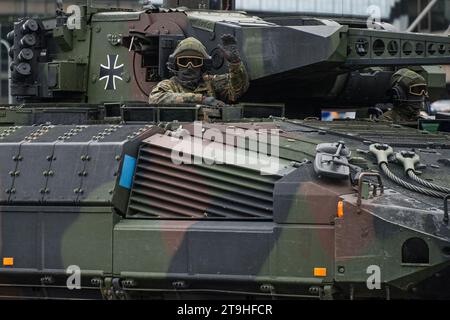 Vilnius, Litauen. November 2023. Deutsche Soldaten nehmen an einer Militärparade während des Tages der Streitkräfte in Vilnius Teil. Der Tag der Streitkräfte ehrt die Wiederaufnahme der litauischen Streitkräfte am 23. November 1918. Die Militärparade zum Gedenken an den Feiertag findet in diesem Jahr am 25. November in Vilnius statt. Sowohl litauisches Militär als auch Verbündete aus NATO-Ländern nahmen an der Parade Teil, mit insgesamt 1.400 Menschen und 100 militärischen Ausrüstungsgegenständen. Quelle: SOPA Images Limited/Alamy Live News Stockfoto