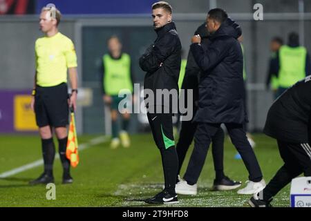 Zwolle, Niederlande. November 2023. ZWOLLE, NIEDERLANDE - 25. NOVEMBER: Vierter Offizieller Thomas Hardeman während des niederländischen Eredivisie-Spiels zwischen PEC Zwolle und RKC Waalwijk im MAC3PARK Stadion am 25. November 2023 in Zwolle, Niederlande. (Foto von Andre Weening/Orange Pictures) Credit: Orange Pics BV/Alamy Live News Stockfoto