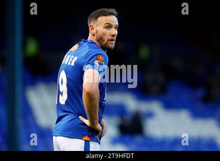 Dan Gardner vom Oldham Athletic Association Football Club während des Vanarama National League Spiels zwischen Oldham Athletic und Ebbsfleet United im Boundary Park, Oldham am Samstag, den 25. November 2023. (Foto: Thomas Edwards | MI News) Credit: MI News & Sport /Alamy Live News Stockfoto