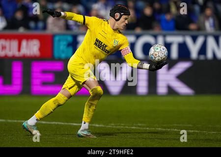 Zwolle, Niederlande. November 2023. ZWOLLE, NIEDERLANDE - 25. NOVEMBER: Torhüterin Etienne Vaessen vom RKC Waalwijk während des niederländischen Eredivisie-Spiels zwischen PEC Zwolle und RKC Waalwijk im MAC3PARK Stadion am 25. November 2023 in Zwolle, Niederlande. (Foto von Andre Weening/Orange Pictures) Credit: Orange Pics BV/Alamy Live News Stockfoto