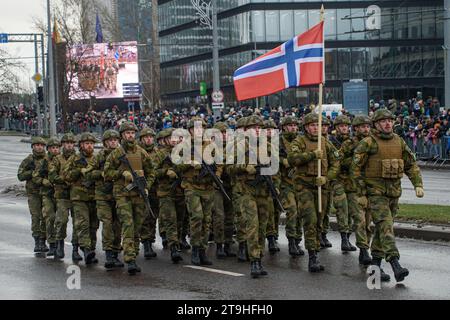 Vilnius, Litauen. November 2023. Norwegische Soldaten marschieren während einer Militärparade am Tag der Streitkräfte in Vilnius. Der Tag der Streitkräfte ehrt die Wiederaufnahme der litauischen Streitkräfte am 23. November 1918. Die Militärparade zum Gedenken an den Feiertag findet in diesem Jahr am 25. November in Vilnius statt. Sowohl litauisches Militär als auch Verbündete aus NATO-Ländern nahmen an der Parade Teil, mit insgesamt 1.400 Menschen und 100 militärischen Ausrüstungsgegenständen. Quelle: SOPA Images Limited/Alamy Live News Stockfoto