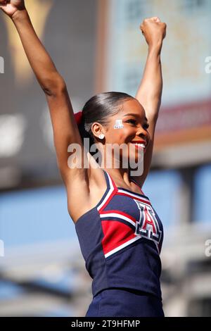 Tempe, Arizona, USA. November 2023. Arizona Wildcats Cheerleader vor dem NCAA-Fußballspiel zwischen der University of Arizona und der Arizona State University im Mountain America Stadium in Tempe, Arizona. Michael Cazares/CSM/Alamy Live News Stockfoto