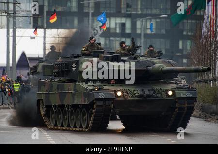 Vilnius, Litauen. November 2023. Die deutschen Kampfpanzer Leopard 2A6 nehmen an einer Militärparade während des Wehrwaffentages in Vilnius Teil. Der Tag der Streitkräfte ehrt die Wiederaufnahme der litauischen Streitkräfte am 23. November 1918. Die Militärparade zum Gedenken an den Feiertag findet in diesem Jahr am 25. November in Vilnius statt. Sowohl litauisches Militär als auch Verbündete aus NATO-Ländern nahmen an der Parade Teil, mit insgesamt 1.400 Menschen und 100 militärischen Ausrüstungsgegenständen. Quelle: SOPA Images Limited/Alamy Live News Stockfoto