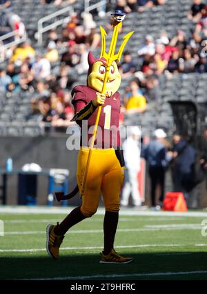 Tempe, Arizona, USA. November 2023. Die Arizona State Sun Devils Maskottchen auf dem Spielfeld während des NCAA-Fußballspiels zwischen der University of Arizona und der Arizona State University im Mountain America Stadium in Tempe, Arizona. Michael Cazares/CSM/Alamy Live News Stockfoto