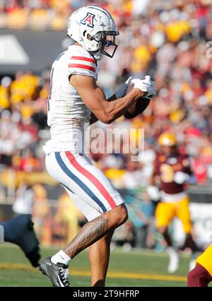 Tempe, Arizona, USA. November 2023. Der Wide Receiver Tetairoa McMillan (4) der Arizona Wildcats vervollständigt einen Pass für einen ersten Down während des NCAA-Fußballspiels zwischen der University of Arizona und der Arizona State University im Mountain America Stadium in Tempe, Arizona. Michael Cazares/CSM/Alamy Live News Stockfoto