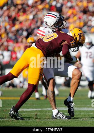 Tempe, Arizona, USA. November 2023. Der Defensive Back Ed Woods (10) von den Arizona State Sun Devils trifft den Wide Receiver Tetairoa McMillan (4) der Arizona Wildcats während des NCAA-Fußballspiels zwischen der University of Arizona und der Arizona State University im Mountain America Stadium in Tempe, Arizona. Michael Cazares/CSM/Alamy Live News Stockfoto