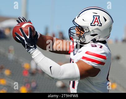 Tempe, Arizona, USA. November 2023. Linebacker Anthony Ward (57) von den Arizona Wildcats, die sich vor dem NCAA-Fußballspiel zwischen der University of Arizona und der Arizona State University im Mountain America Stadium in Tempe, Arizona, aufwärmen. Michael Cazares/CSM/Alamy Live News Stockfoto