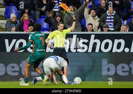 Zwolle, Niederlande. November 2023. ZWOLLE, NIEDERLANDE - 25. NOVEMBER: Schiedsrichter Joris Westhof während des niederländischen Eredivisie-Spiels zwischen PEC Zwolle und RKC Waalwijk im MAC3PARK Stadion am 25. November 2023 in Zwolle, Niederlande. (Foto von Andre Weening/Orange Pictures) Credit: Orange Pics BV/Alamy Live News Stockfoto