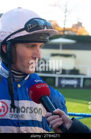 Ascot, Großbritannien. November 2023. Horse BlueKing D’Oroux, geritten von Jockey Harry Cobden, gewinnt das Coral Hürdle Race beim November Racing Saturday Meeting auf der Ascot Racecourse. Das war Harry Cobdens dritter Sieg des Tages. Besitzerin Mrs. Johnny de la Hey. Trainer Paul Nicholls, Ditcheat. Züchter David Giraudeau & Philippe Moreau. Sponsor Der Morton Group. Quelle: Maureen McLean/Alamy Live News Stockfoto