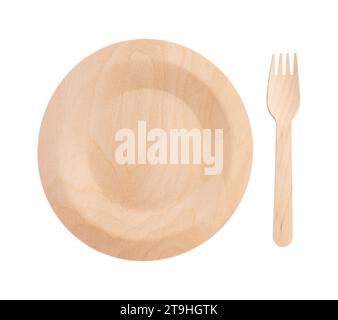Braune Holzgabel und Platte isoliert auf weißem Hintergrund mit Schneideweg, recycelbarer Müll, Ablehnung von Kunststoff, ECO-Geschirr perfekt für bbq A Stockfoto