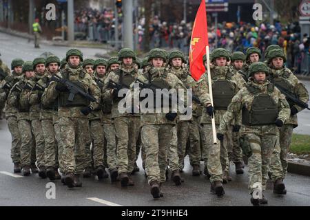 Vilnius, Litauen. November 2023. Litauische Soldaten marschieren während einer Militärparade während des Tages der Streitkräfte in Vilnius. Der Tag der Streitkräfte ehrt die Wiederaufnahme der litauischen Streitkräfte am 23. November 1918. Die Militärparade zum Gedenken an den Feiertag findet in diesem Jahr am 25. November in Vilnius statt. Sowohl litauisches Militär als auch Verbündete aus NATO-Ländern nahmen an der Parade Teil, mit insgesamt 1.400 Menschen und 100 militärischen Ausrüstungsgegenständen. (Foto: Yauhen Yerchak/SOPA Images/SIPA USA) Credit: SIPA USA/Alamy Live News Stockfoto