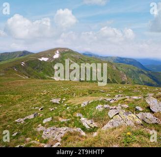 sommerbergsteig und Schnee am Berghang (Ukraine, Chornogora-Rücken, Karpaten) Stockfoto