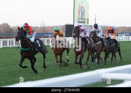 Ascot, Berkshire, Großbritannien. November 2023. Der von Jockey Harry Cobden (rosa Seide) geführte Spaziergang des Pferderegents gewinnt das Nirvana Spa Open National Hunt Flat Race beim November Racing Saturday Meeting auf der Ascot Racecourse. Dies war der vierte Sieg des Tages für Jockey Harry Cobden und Trainer Paul Nicholls. Besitzer Chris Giles. Trainer Paul Nicholls. Züchterin Rita Kent. Sponsor Der Morton Group. Quelle: Maureen McLean/Alamy Live News Stockfoto