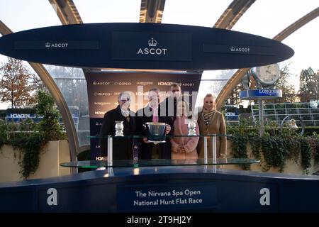 Ascot, Berkshire, Großbritannien. November 2023. Die Präsentation Der Gewinner. Der von Jockey Harry Cobden (rosa Seide) geführte Spaziergang des Pferderegents gewinnt das Nirvana Spa Open National Hunt Flat Race beim November Racing Saturday Meeting auf der Ascot Racecourse. Dies war der vierte Sieg des Tages für Jockey Harry Cobden und Trainer Paul Nicholls. Besitzer Chris Giles. Trainer Paul Nicholls. Züchterin Rita Kent. Sponsor Der Morton Group. Quelle: Maureen McLean/Alamy Live News Stockfoto