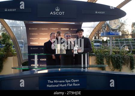 Ascot, Berkshire, Großbritannien. November 2023. Die Präsentation Der Gewinner. Der von Jockey Harry Cobden (rosa Seide) geführte Spaziergang des Pferderegents gewinnt das Nirvana Spa Open National Hunt Flat Race beim November Racing Saturday Meeting auf der Ascot Racecourse. Dies war der vierte Sieg des Tages für Jockey Harry Cobden und Trainer Paul Nicholls. Besitzer Chris Giles. Trainer Paul Nicholls. Züchterin Rita Kent. Sponsor Der Morton Group. Quelle: Maureen McLean/Alamy Live News Stockfoto