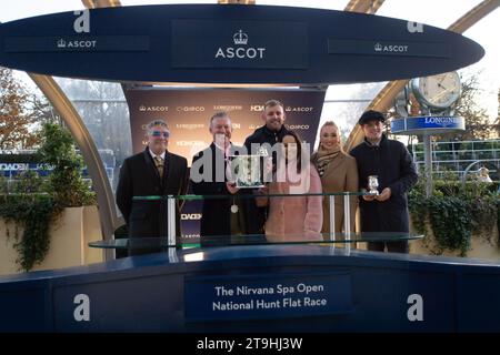 Ascot, Berkshire, Großbritannien. November 2023. Die Präsentation Der Gewinner. Der von Jockey Harry Cobden (rosa Seide) geführte Spaziergang des Pferderegents gewinnt das Nirvana Spa Open National Hunt Flat Race beim November Racing Saturday Meeting auf der Ascot Racecourse. Dies war der vierte Sieg des Tages für Jockey Harry Cobden und Trainer Paul Nicholls. Besitzer Chris Giles. Trainer Paul Nicholls. Züchterin Rita Kent. Sponsor Der Morton Group. Quelle: Maureen McLean/Alamy Live News Stockfoto