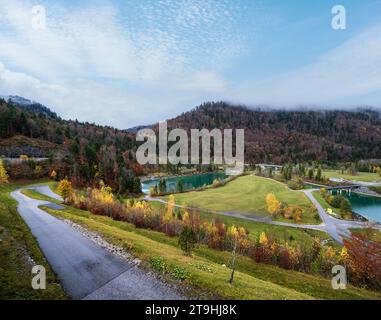 Alpine Isar und Isarbrucke Brücke Blick vom Sylvenstein Stausee damm, Bayern, Deutschland. Herbst bedeckt, neblig und Nieselregen Tag. Stockfoto