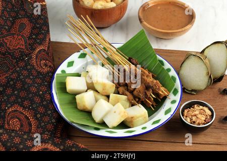 Sate Padang. Scharfes Rindfleisch Satay aus Padang, West Sumatra. Serviert mit scharfer Currysauce und Reiskuchen oder Ketupat Stockfoto