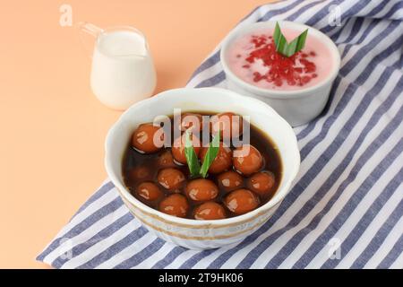 Kolak Biji Salak Bubur Mutiara, Indonesien traditioneller süßer Haferbrei für Ramadan Tajil Stockfoto