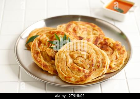 Roti Canai oder Paratha Fladenbrot, bekannt als Roti Maryam in Indonesien. Normalerweise mit Curry serviert Stockfoto