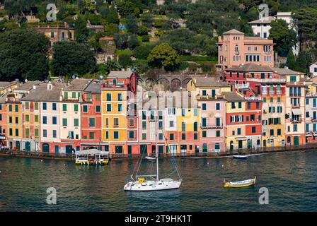 Die Uferpromenade von Portofino, Norditalien, mit typisch farbigen Häusern Stockfoto