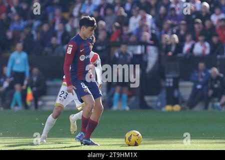 Madrid, Spanien. November 2023. Vallecas Stadion MADRID, SPANIEN - 25. NOVEMBER: Pedri von Barcelona während des LaLiga EA Sports 2023/24 Spiels zwischen Rayo Vallecano und Barcelona im Vallecas Stadion in Madrid. (Foto: Guillermo Martinez) GM (Guillermo Martinez/SPP) Credit: SPP Sport Pressefoto. /Alamy Live News Stockfoto