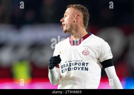 Enschede, Niederlande. November 2023. ENSCHEDE, NIEDERLANDE - 25. NOVEMBER: Noa lang von PSV reagiert während des niederländischen Eredivisie-Spiels zwischen FC Twente und PSV am 25. November 2023 in de Grolsch Veste in Enschede (Niederlande) (Foto: Joris Verwijst/Orange Pictures) Credit: Orange Pics BV/Alamy Live News Stockfoto