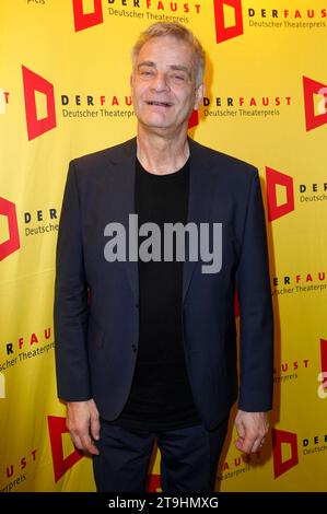 Heinrich Schafmeister bei der Verleihung des 18. Deutscher Theaterpreis der Faust 2023 im Thalia Theater. Hamburg, 25.11.2023 *** Heinrich Schafmeister bei der Verleihung des 18 Deutschen Theaterpreises Faust 2023 am Thalia Theater Hamburg, 25 11 2023 Foto:xH.xHartmannx/xFuturexImagex faust 3158 Credit: Imago/Alamy Live News Stockfoto