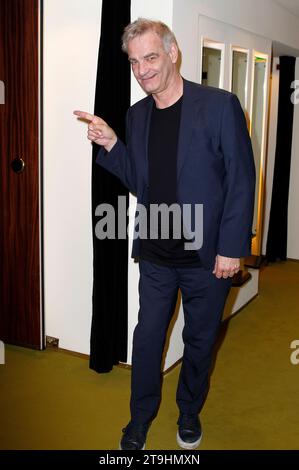 Heinrich Schafmeister bei der Verleihung des 18. Deutscher Theaterpreis der Faust 2023 im Thalia Theater. Hamburg, 25.11.2023 *** Heinrich Schafmeister bei der Verleihung des 18 Deutschen Theaterpreises Faust 2023 am Thalia Theater Hamburg, 25 11 2023 Foto:xH.xHartmannx/xFuturexImagex faust 3154 Credit: Imago/Alamy Live News Stockfoto