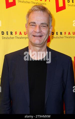 Heinrich Schafmeister bei der Verleihung des 18. Deutscher Theaterpreis der Faust 2023 im Thalia Theater. Hamburg, 25.11.2023 *** Heinrich Schafmeister bei der Verleihung des 18 Deutschen Theaterpreises Faust 2023 am Thalia Theater Hamburg, 25 11 2023 Foto:xH.xHartmannx/xFuturexImagex faust 3162 Credit: Imago/Alamy Live News Stockfoto