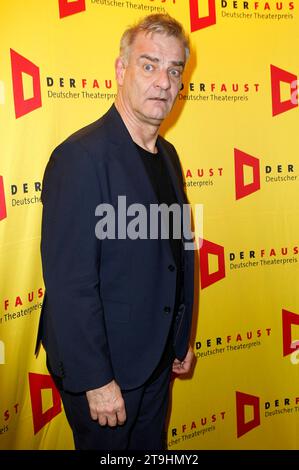 Heinrich Schafmeister bei der Verleihung des 18. Deutscher Theaterpreis der Faust 2023 im Thalia Theater. Hamburg, 25.11.2023 *** Heinrich Schafmeister bei der Verleihung des 18 Deutschen Theaterpreises Faust 2023 am Thalia Theater Hamburg, 25 11 2023 Foto:xH.xHartmannx/xFuturexImagex faust 3160 Credit: Imago/Alamy Live News Stockfoto