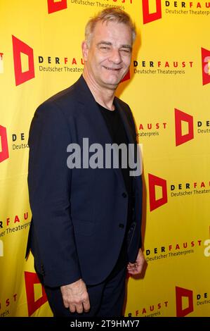 Heinrich Schafmeister bei der Verleihung des 18. Deutscher Theaterpreis der Faust 2023 im Thalia Theater. Hamburg, 25.11.2023 *** Heinrich Schafmeister bei der Verleihung des 18 Deutschen Theaterpreises Faust 2023 am Thalia Theater Hamburg, 25 11 2023 Foto:xH.xHartmannx/xFuturexImagex faust 3161 Credit: Imago/Alamy Live News Stockfoto