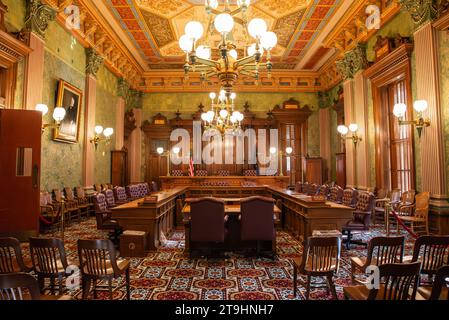 Lansing, Michigan - USA - 13. November 2023: Innenraum des alten Michigan Supreme Court, erbaut 1879, im Michigan State Capitol Buil Stockfoto