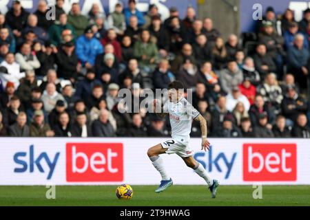 Swansea, Großbritannien. November 2023. Jamie Paterson von Swansea City in Aktion. EFL Skybet Championship Match, Swansea City gegen Hull City im Stadion Swansea.com in Swansea, Wales am Samstag, den 25. November 2023. Dieses Bild darf nur für redaktionelle Zwecke verwendet werden. Nur redaktionelle Verwendung, Bild von Andrew Orchard/Andrew Orchard Sportfotografie/Alamy Live News Credit: Andrew Orchard Sportfotografie/Alamy Live News Stockfoto