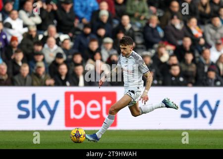 Swansea, Großbritannien. November 2023. Jamie Paterson von Swansea City in Aktion. EFL Skybet Championship Match, Swansea City gegen Hull City im Stadion Swansea.com in Swansea, Wales am Samstag, den 25. November 2023. Dieses Bild darf nur für redaktionelle Zwecke verwendet werden. Nur redaktionelle Verwendung, Bild von Andrew Orchard/Andrew Orchard Sportfotografie/Alamy Live News Credit: Andrew Orchard Sportfotografie/Alamy Live News Stockfoto