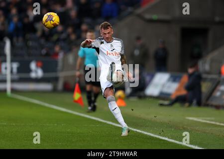 Swansea, Großbritannien. November 2023. Josh Tymon von Swansea City in Aktion. EFL Skybet Championship Match, Swansea City gegen Hull City im Stadion Swansea.com in Swansea, Wales am Samstag, den 25. November 2023. Dieses Bild darf nur für redaktionelle Zwecke verwendet werden. Nur redaktionelle Verwendung, Bild von Andrew Orchard/Andrew Orchard Sportfotografie/Alamy Live News Credit: Andrew Orchard Sportfotografie/Alamy Live News Stockfoto